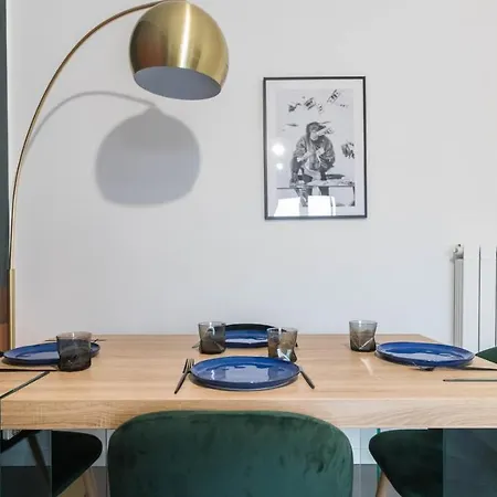 Apt24 - Modern With Balcony