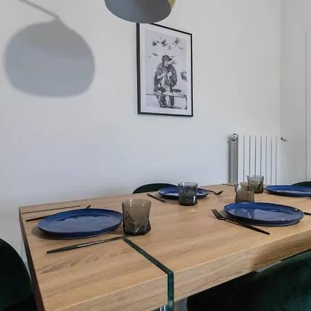 Apt24 - Modern With Balcony