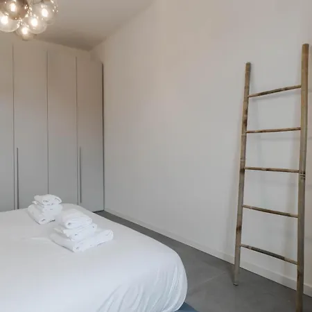 Apt24 - Modern With Balcony