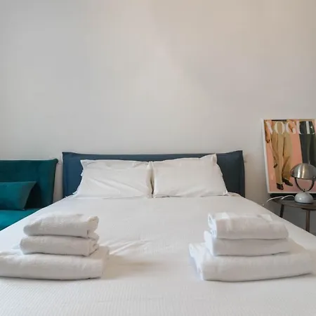 Apt24 - Modern With Balcony 度假居 *